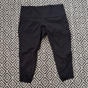 Lululemon Black Capri Workout Leggings with Seam Detail 🏋🏻‍♀️